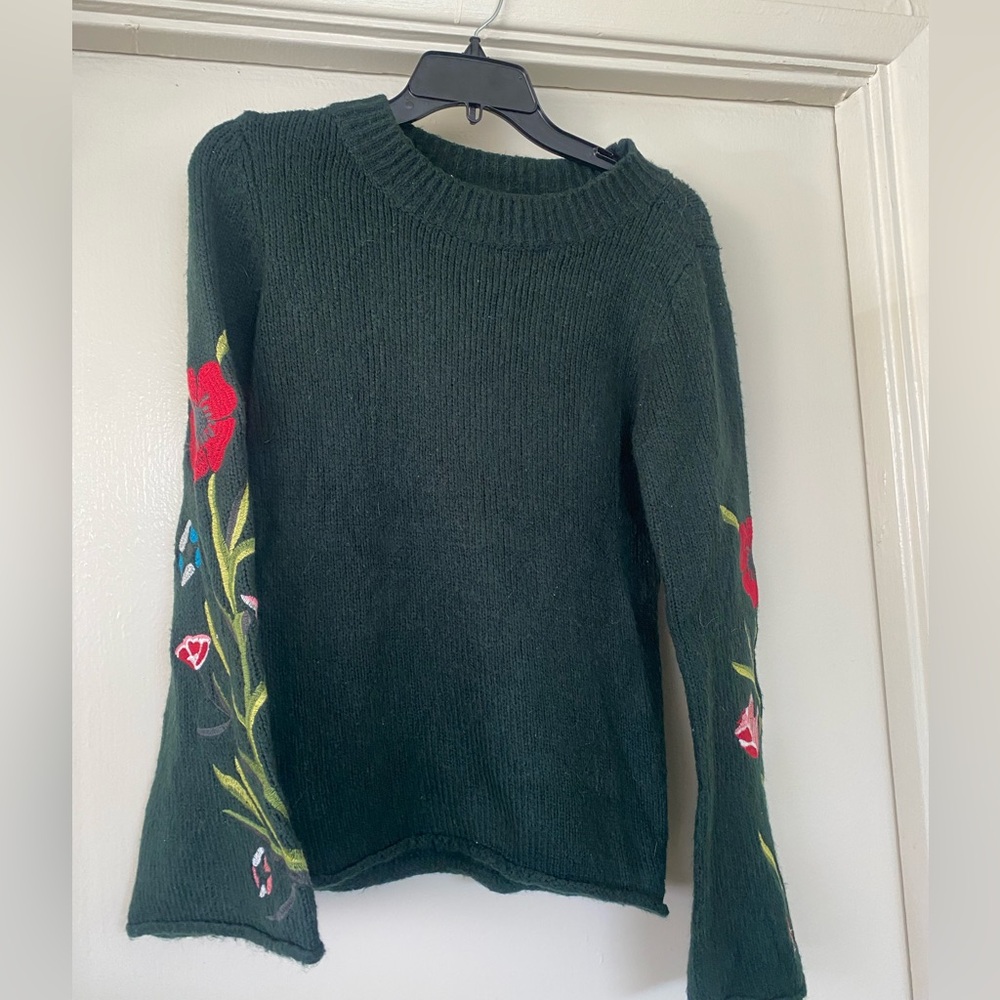 Embroidered green sweater with bell sleeves
